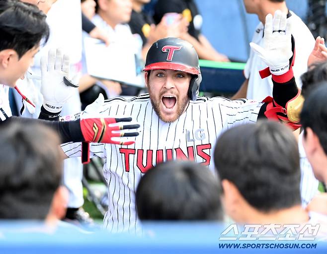 13일 잠실야구장에서 열린 KIA와 LG의 경기, 3회말 2사 1루 LG 오스틴이 역전 2점홈런을 치고 기쁨을 나누고 있다. 잠실=허상욱 기자wook@sportschosun.com/2025.09.13/