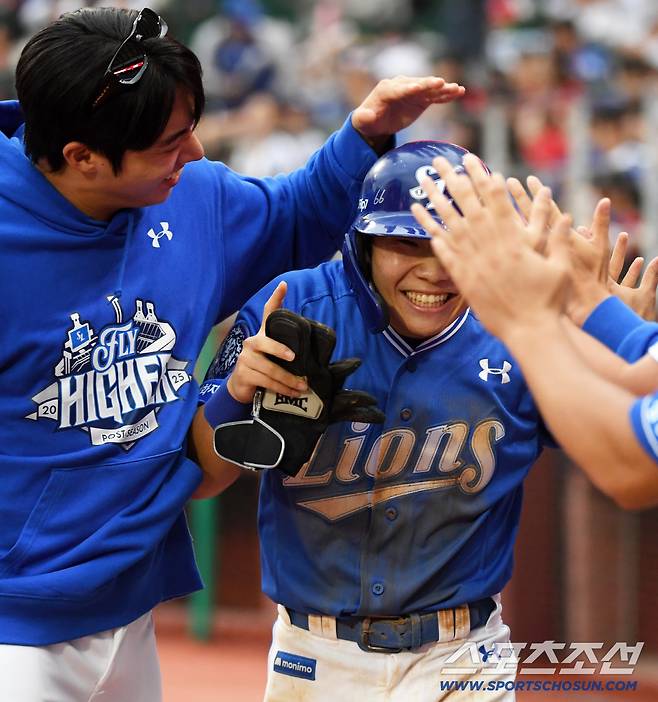 11일 인천SSG랜더스필드에서 열린 SSG와 삼성의 준PO 2차전. 삼성 김지찬이 득점 후 환호하고 있다. 인천=박재만 기자 pjm@sportschosun.com/2025.10.11/