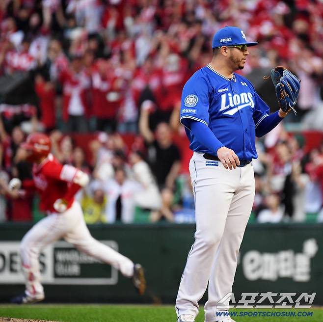 11일 인천SSG랜더스필드에서 열린 SSG와 삼성의 준PO 2차전. 9회말 1사 SSG 김성욱에게 끝내기 홈런을 허용한 삼성 후라도가 아쉬워하고 있다. 인천=박재만 기자 pjm@sportschosun.com/2025.10.11/