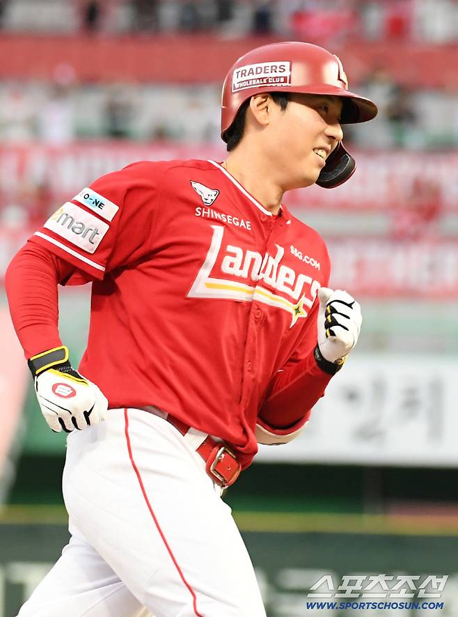 11일 인천SSG랜더스필드에서 열린 SSG와 삼성의 준PO 2차전. 9회말 1사 SSG 김성욱이 끝내기 홈런을 날린 뒤 환호하고 있다. 인천=박재만 기자 pjm@sportschosun.com/2025.10.11/