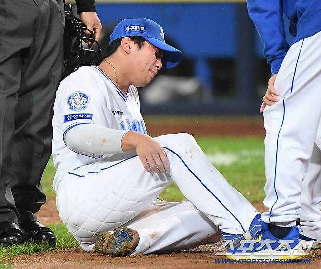 13일 대구 라이온즈파크에서 열린 SSG와 삼성의 준PO 3차전. 8회초 3루수 김영웅이 수비 도중 허리 부상을 당해 고통스러워하고 있다. 대구=정재근 기자 cjg@sportschosun.com/2025.10.13/