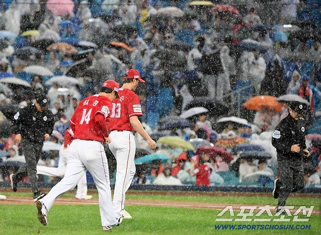 13일 대구 라이온즈파크에서 열린 SSG와 삼성의 준PO 3차전. 1회말 경기 도중 우천으로 경기가 중단됐다. SSG 선발투수 앤더슨과 야수들이 더그아웃으로 향하고 있다. 대구=정재근 기자 cjg@sportschosun.com/2025.10.13/
