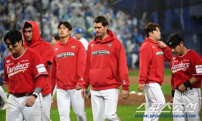 13일 대구 라이온즈파크에서 열린 삼성과 SSG의 준PO 3차전. 패한 SSG 선수들이 아쉬워하고 있다. 대구=박재만 기자 pjm@sportschosun.com/2025.10.13/