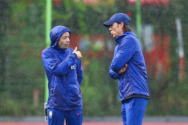 코치와 대화 나누는 홍명보 감독

    (고양=연합뉴스) 서대연 기자 = 대한민국 축구 국가대표팀 홍명보 감독이 파라과이와의 평가전을 하루 앞둔 13일 경기도 고양시 고양종합운동장 보조구장에서 열린 공식훈련에서 주앙 아로소 수석코치와 대화하고 있다. 2025.10.13