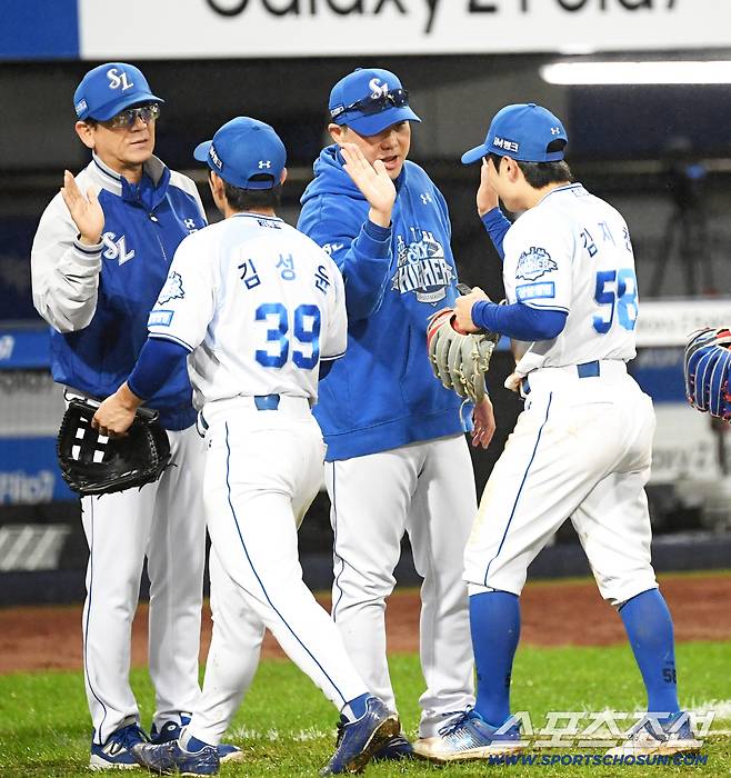 13일 대구 라이온즈파크에서 열린 삼성과 SSG의 준PO 3차전. 승리한 삼성 박진만 감독, 김성윤, 김지찬이 기뻐하고 있다. 대구=박재만 기자 pjm@sportschosun.com/2025.10.13/