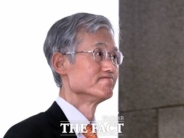 여당의 사퇴 압박을 받고 있는 조희대 대법원장이 18일 오전 서울 서초구 대법원으로 출근하고 있다.