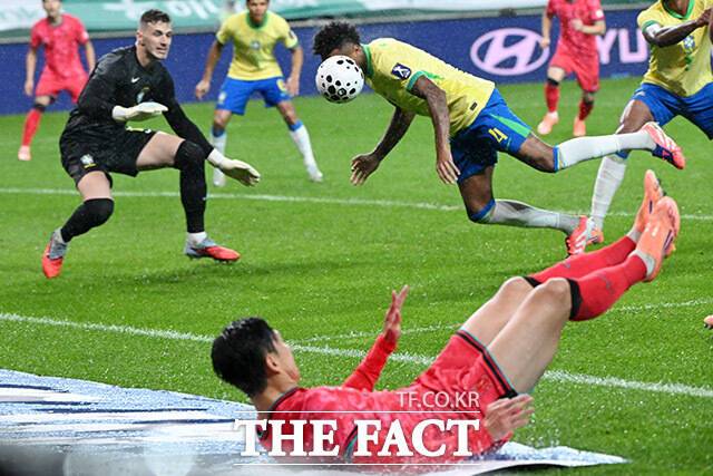 대한민국과 브라질의 평가전이 10일 오후 서울 마포구 서울월드컵경기장에서 열린 가운데 손흥민이 크로스를 시도하며 넘어지고 있다./서울월드컵경기장=남용희 기자]