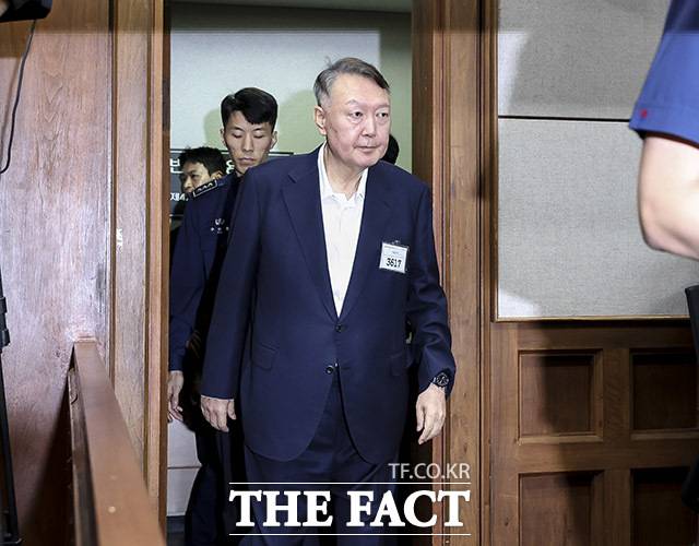 윤석열 전 대통령이 26일 서울 서초구 서울중앙지방법원에서 열린 '특수공무 집행 방해, 직권남용 권리행사 방해 혐의' 첫 재판에 출석하고 있다. /2025.9.26 사진공동취재단