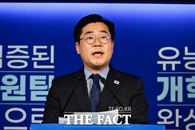 박찬대 더불어민주당 의원은 13일 국무조정실 대상 국정감사에서 "윤석열 정부가 자랑한 방산 수출 실적이 성과 쇼로 치닫고 있다"며 "성과 홍보를 위한 속도전으로 추진하면서 정부의 검증 체계가 사실상 무력화됐다"고 비판했다. /배정한 기자