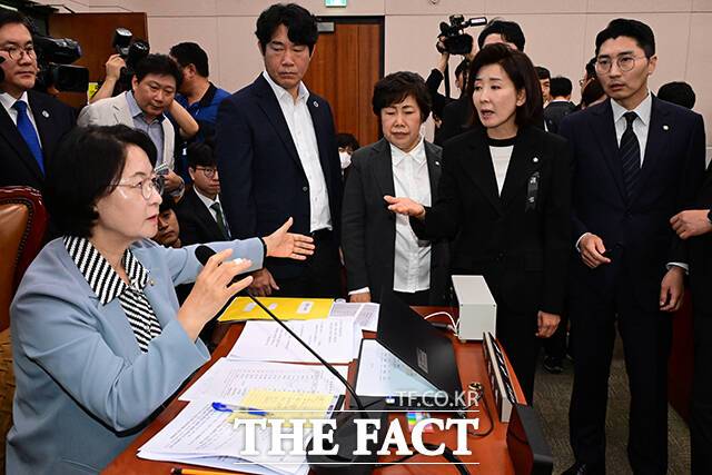 나경원 의원 등이 추미애 위원장에게 조희대 대법원장의 이석을 요구하고 있다.