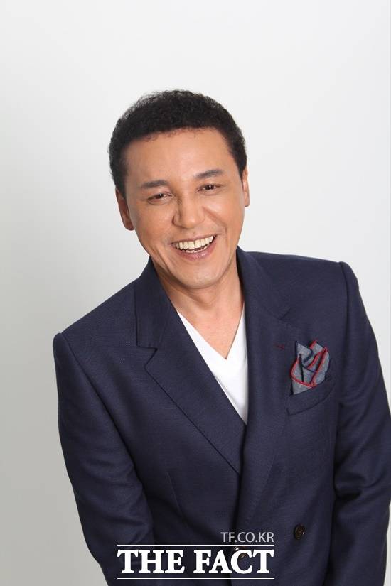 간경화로 죽음의 문턱에서 섰던 그는 노래로 재기에 성공했다.'우리가 남인가'는 '왜 왜 왜' 이후 19년만에 선보인 이곡은 그룹사운드 출신인 그가 생애 첫선을 보이는 트로트 장르다. /더팩트 DB