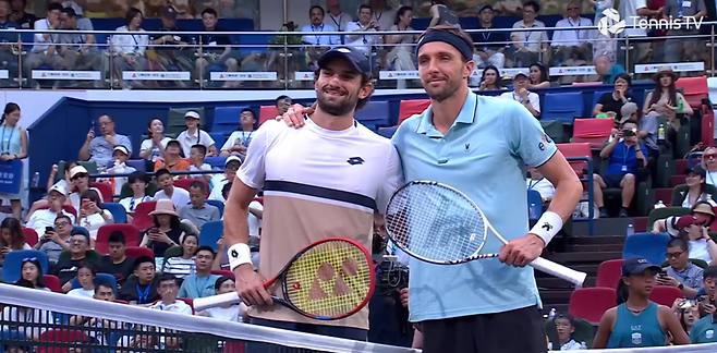 결승에 앞서 기념사진을 찍은 바쳬로와 린더크네쉬. ATP