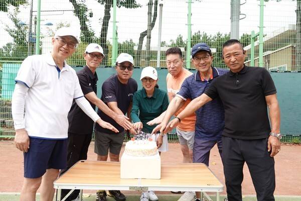 기념 케이크 커팅&nbsp;