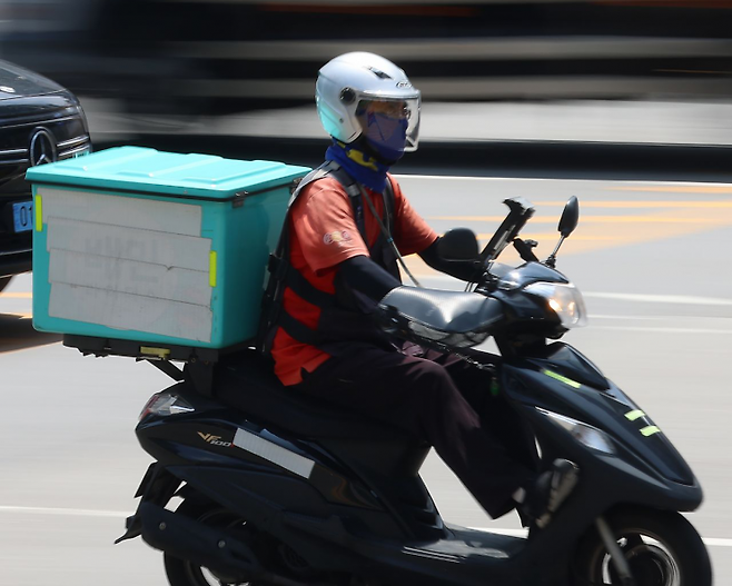 배달 '수수료 상한제에 대한 논란이 계속되면서 시장에 미칠 역효과를 줄일 대안을 마련해야 한다는 목소리도 높아지고 있다. 연합뉴스