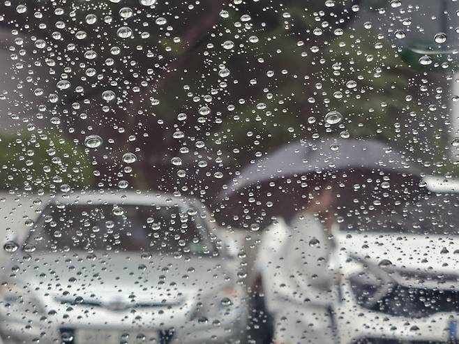 동해안 풍랑특보 발효… 강원 최대 80mm 비 [내일날씨] = 화요일인 내일(14일) 날씨는 전국이 대체로 흐리겠다. 아침 최저기온은 14~22도, 낮 최고기온은 18~26도가 되겠다.오후까지 전국 대부분 지역에 가끔 비가 내리는 곳이 있겠고, 강원영동과 일부 남부지방은 밤까지 비가 이어지는 곳이 있겠다. 아침부터 밤 사이 제주도에 가끔 비가 내리겠다. 밤에 중부지방에는 0.1mm 미만의 빗방울이 떨어지는 곳이 있겠다. 동해안을 중심으로 바람이 순간풍속 55km/h(15m/s) 안팎으로 강하게 불겠다. 풍랑특보가 발효된 동해중부먼바다와 강원남부앞바다, 동해남부북쪽해상은 밤까지 바람이 30~60km/h(8~16m/s)로 매우 강하게 불고 물결이 1.0~3.5m로 매우 높게 일겠다. ⓒbnt뉴스: 오늘날씨, 내일날씨, 주간날씨 예보&nbsp;