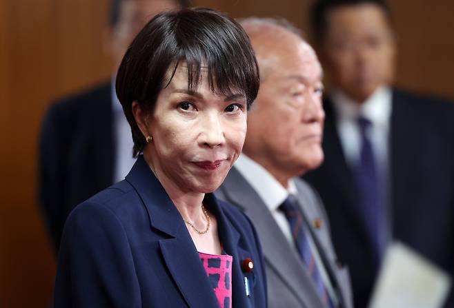 지난 10일 다카이치 사나에 일본 자민당 총재가 도쿄 자민당 당사에서 공명당 사이토 데쓰오 대표와 회담을 마친 뒤 기자회견을 하는 모습. 이날 공명당이 자민당과 26년간 이어온 연립을 끝내기로 하면서, 일본 정치는 차기 총리가 누가 될지 알 수 없는 대혼란에 빠졌다./EPA 연합뉴스