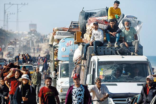 피란 팔레스타인 주민들 귀향 행렬… 하루새 50만명 넘게 복귀   가자지구 남부로 피신해 있던 팔레스타인 주민들이 이스라엘·하마스 간 평화협정 1단계가 발효되자 11일 가자지구 북부 가자시티로 돌아가고 있다. 앞서 지난달 이스라엘은 가자지구 북부를 ‘전투 구역’으로 지정하고 주민 약 100만명에게 남부로 대피할 것을 명령했다./로이터 연합뉴스