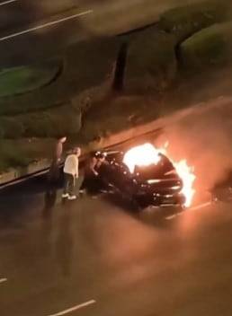 중국 샤오미 전기차에 화재가 발생한 모습./ 엑스(X)