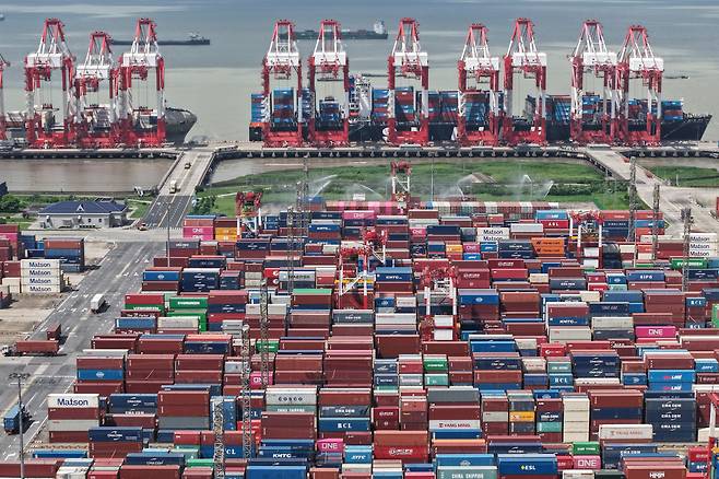 13일(현지 시각) 중국 상하이 컨테이너 터미널 전경. /AP=연합뉴스