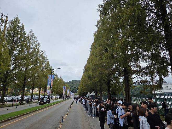 12일 오전 경기 용인시 에버랜드 스피드웨이 서킷에서 열린 F1 쇼런 입장을 위해 관람객들이 줄을 서 있다. /권유정 기자
