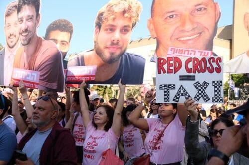 13일(현지시간) 텔아비브미술관 앞 '인질 광장'에 운집한 시민들이 인질 석방에 환호하고 있다. /연합뉴스