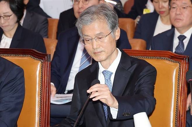 이재명 정부 첫 국정감사가 시작된 13일 서울 여의도 국회에서 열린 법제사법위원회 국정감사에 조희대 대법원장이 출석해 마이크를 조정하고 있다.ⓒ연합뉴스