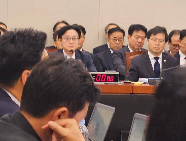 김정관 산업통상자원부 장관이 13일 서울 여의도 국회에서 열린 산업통상자원중소벤처기업위원회 국정감사에 출석해 의원 질의에 답변하고 있다.ⓒ데일리안 백서원 기자