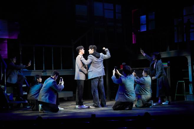 감정을 느끼지 못하는 소년 윤재가 주변 인물과의 소통을 통해 성장하는 과정을 그린 뮤지컬 ‘아몬드’. 라이브 제공