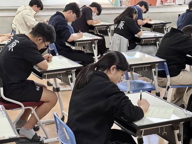 2026학년도 대학수학능력시험 9월 모의평가 치르는 학생들.충북교육청 제공.