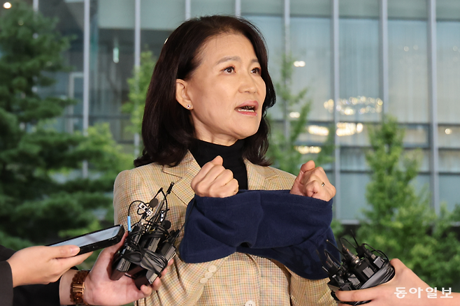 이진숙 전 방송통신위원장이 2일 공직선거법 위반 등의 혐의로 경찰에 체포돼 서울 영등포경찰소로 압송되고 있다. 홍진환 기자