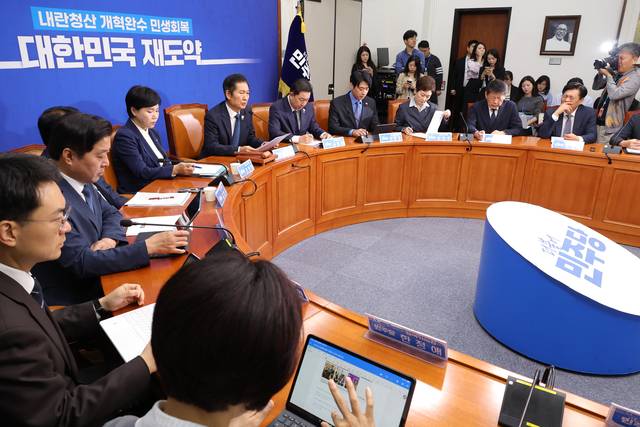 정청래(오른쪽 여섯번째) 더불어민주당 대표가 13일 서울 여의도 국회에서 열린 최고위원회의에서 발언하고 있다. [연합뉴스]