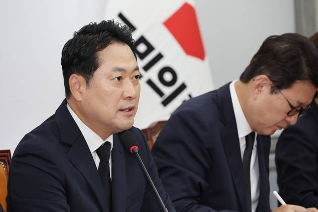 장동혁(왼쪽) 국민의힘 대표가 13일 서울 여의도 국회에서 열린 최고위원회의에서 발언하고 있다. [연합뉴스]