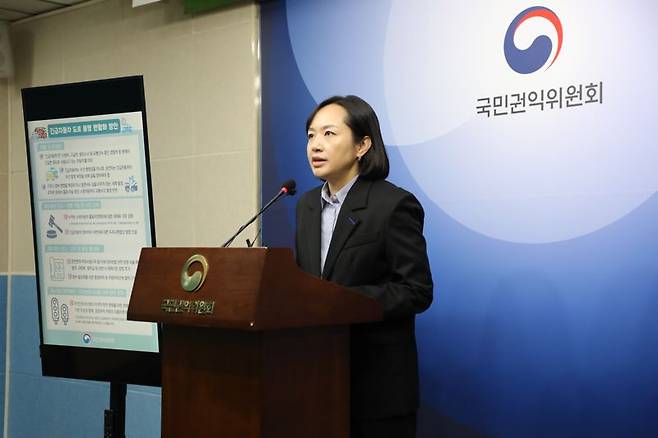 송영희 국민권익위원회 경제제도개선과장이 13일 정부세종청사에서 소방차, 구급차 등 긴급자동차의 도로 통행 원활화 방안 제도개선 권고 내용을 브리핑하고 있다. 국민권익위 제공