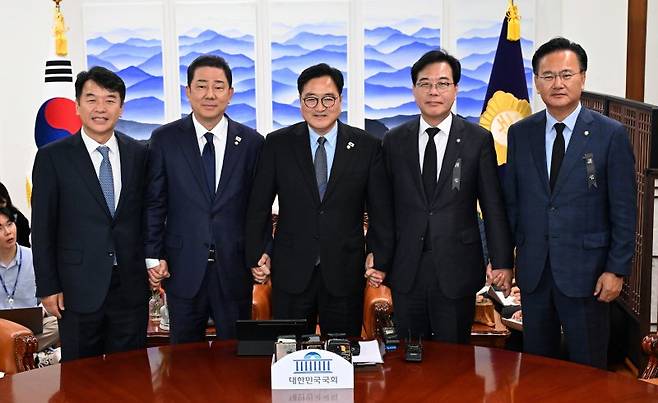 우원식 국회의장과 여야 원내대표가 13일 국회에서 열린 국회의장 주재 여야 원내대표 회동에 앞서 기념촬영을 하고 있다. 왼쪽부터 문진석 더불어민주당 원내운영수석부대표, 김병기 원내대표, 우 국회의장, 송언석 국민의힘 원내대표, 유상범 원내운영수석부대표. 뉴시스