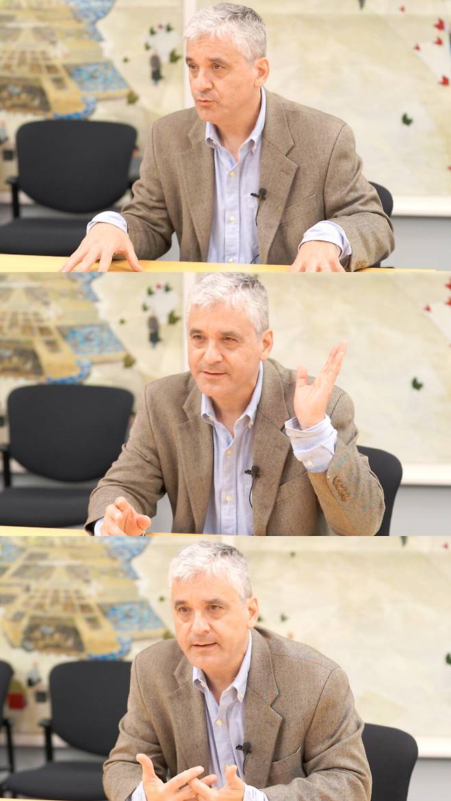 지난 8월29일 미국 케임브리지 하버드대에서 한겨레와 만난 스티븐 레비츠키 하버드대 교수(정치학)의 모습. 케임브리지/한해나 피디 haena@hani.co.kr