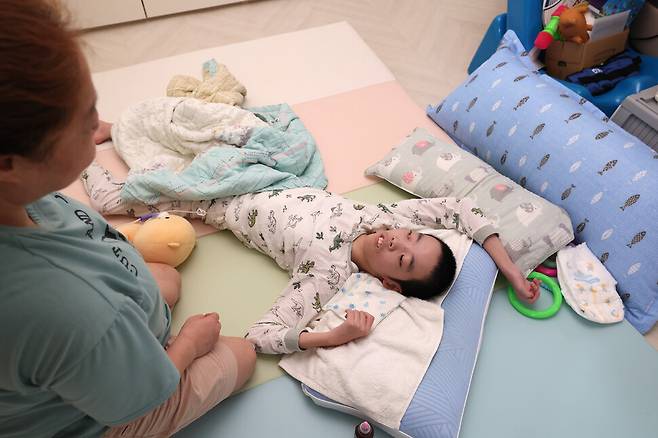 지호는 ‘무뇌회증’이라는 희귀병을 앓아 몸을 가누기 힘들고, 거의 말하지 못한다. 현재 몸무게는 25㎏ 정도로 종일 누워서 생활한다. 류우종 기자 wjryu@hani.co.kr