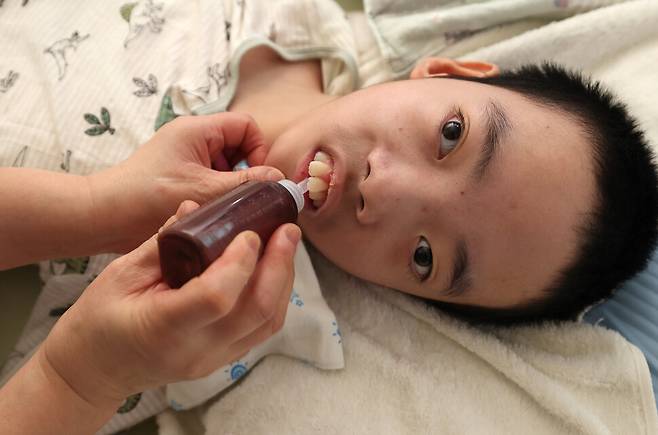 지호 엄마 정숙씨가 지호 입에 스포이트로 물을 조금씩 떨어트리고 있다. 몸을 움직일 수 없는 지호가 물을 마실 수 있는 유일한 방법이다. 류우종 기자 wjryu@hani.co.kr