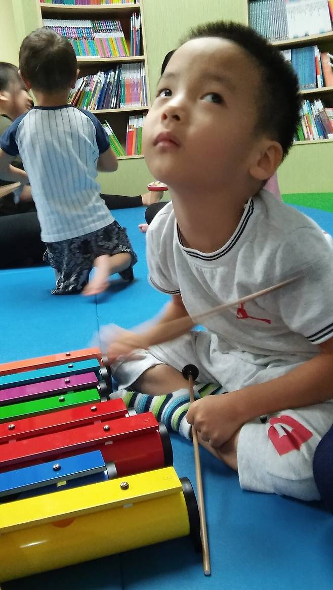 무뇌회증 진단을 받은 후 병원 놀이방에서 실로폰을 가지고 놀고 있는 다섯살 때 지호. 강정숙씨 제공