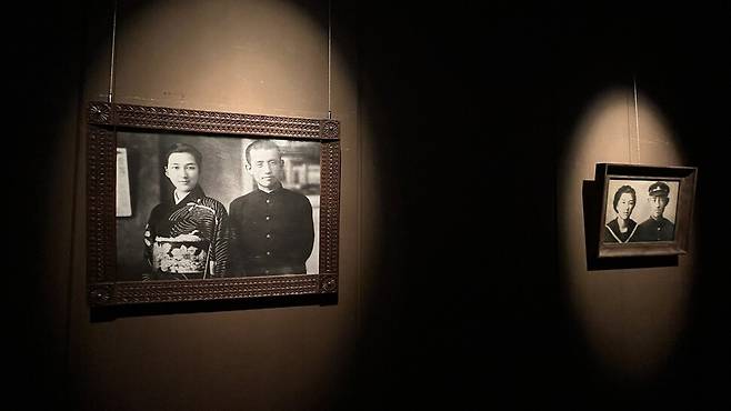 일본 교토 도시샤대학에서 열리고 있는 전시회 ‘우리가 가장 아름다웠을 때’(기슬기 작가·한국). 윤동주 시인과 일본 이바라키 노리코 작가의 가상의 만남을 그렸다.