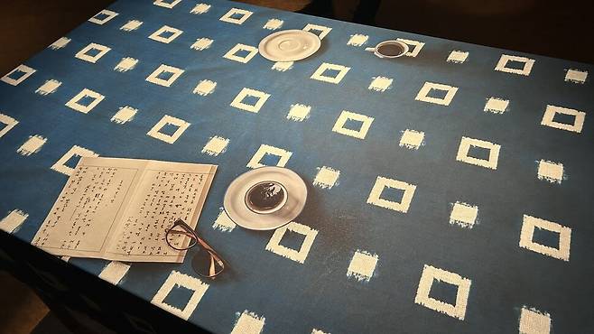 일본 교토 도시샤대학에서 열리고 있는 전시 ‘우리가 가장 아름다웠을 때’(기슬기 작가·한국). 윤동주 시인과 이바라키 작가가 가상의 공간에서 마주하는 듯 두 잔의 커피가 놓인 테이블이 강렬한 인상을 남겼다.