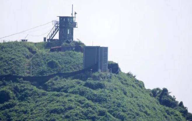 국방부가 대북확성기 철거를 시작한 지난 8월4일 오후 경기도 파주 접경 지역에 대북확성기 가림막이 세워져 있다. 김혜윤 기자 unique@hani.co.kr