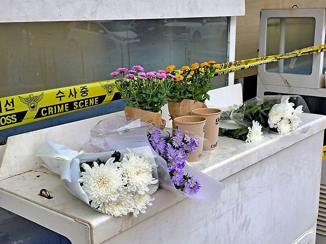 13일 오전 경기 가평군 청평면 청평리의 한 횟집 앞 수조 위에 추모객들이 놓고 간 꽃송이들이 화재로 죽은 일가족의 혼을 위로하고 있다. 송상호 기자