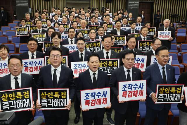 장동혁 대표(앞줄 가운데) 등 국민의힘 의원들이 13일 서울 여의도 국회에서 열린 긴급 의원총회에서 경기도 양평군청 공무원 정아무개씨가 김건희 특검팀의 소환 조사를 받은 뒤 숨진 채 발견된 사건과 관련해 특검을 규탄하고 있다. 연합뉴스