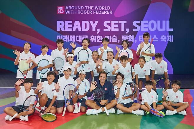 로저 페더러가 13일 서울 중구 신라호텔에서 열린 ‘로저 페더러와 함께하는 세계 여행’ 행사를 마친 뒤 유소년 선수들과 함께 기념사진을 찍고 있다. 유니클로 제공