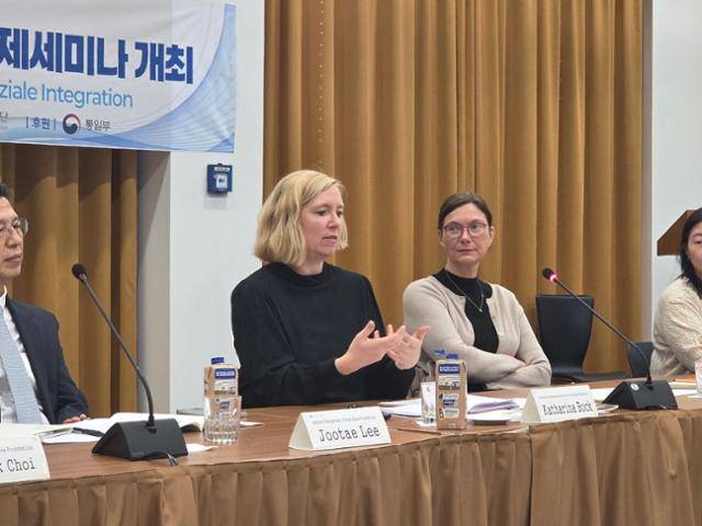 지난달 16일 베를린 소재 한국대사관에서 열린 남북하나재단 국제세미나에서 카타리나 복(왼쪽) f-bb IQ 프로그램 총괄 책임자가 발언하고 있다. 오른쪽은 ‘마리엔펠데 긴급수용소’ 부소장 출신 베티나 에프너 박사. 베를린=정승임 특파원