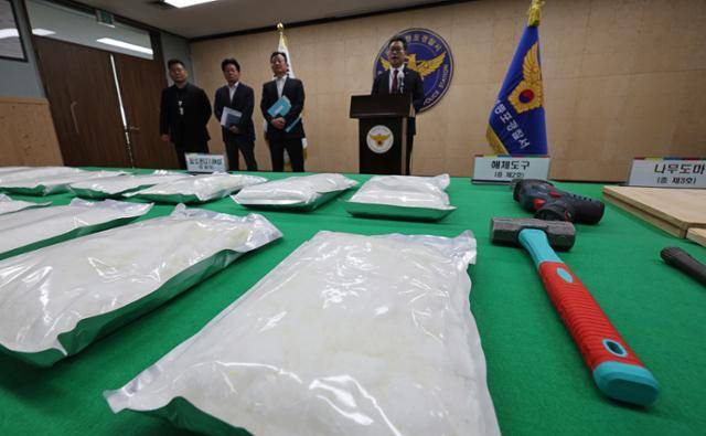 백해룡 영등포경찰서 형사2과장이 2023년 10월 10일 서울 영등포경찰서에서 열린 말레이시아 밀반입 필로폰 국내 유통 범죄조직 검거 브리핑 중 압수한 필로폰을 공개하고 있다. 나무도마로 위장해 밀반입한 필로폰 74㎏(시가 2,200억 원 상당)을 유통시킨 국제연합 3개 조직 26명을 검거, 이 중 관리·유통책 14명을 구속했다고 밝혔다. 뉴스1