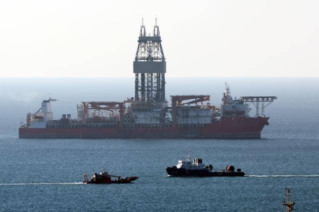 '대왕고래'로 명명된 동해 심해 가스전 개발 프로젝트와 관련, 첫 시추를 진행할 노르웨이 업체 시드릴사 소속 드릴십인 '웨스트 카펠라호'가 2024년 12월 9일 부산 영도구 외항에 정박하고 있다. 부산=뉴시스