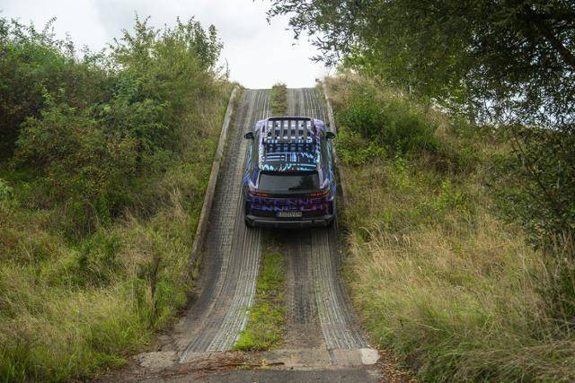 오프로드 코스 가운데 급경사로를 순식간에 주파하는 카이엔 일렉트릭. 보기만 해도 아찔하다. 포르쉐 제공