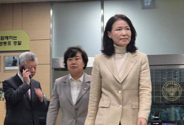 이진숙 전 방송통신위원장이 4일 서울 영등포경찰서에서 석방돼 귀가하고 있다. 뉴스1