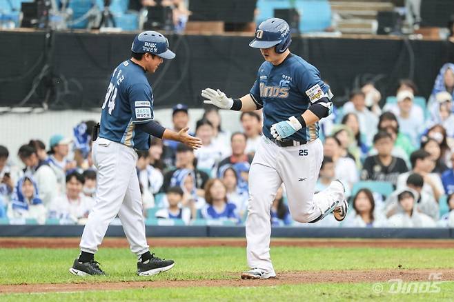 김형준이 지난 6일 열린 삼성과의 와일드카드 결정 1차전 5회 초 솔로 홈런을 터뜨린 뒤 베이스를 돌고 있다. 구단 제공